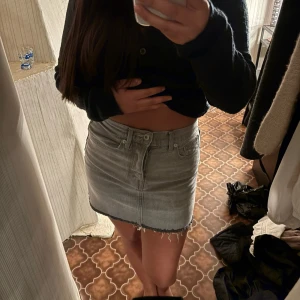 Grå jeanskjol från lager 157 - Säljer en grå jeanskjol från 157 i modellen Maddy. Kjolen har fyra knappar bara en av de är synliga. Väldigt bekvämt material. Kan användas som en högmidjad kjol och vid midjehöjd