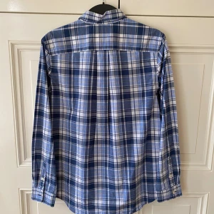 Ralph Lauren Skjorta - Typ fett chill ralph lauren skjorta för den som vill av fin, hip eller grish, inte vet jag. Står XL men är typ M/L egentligen. Aldrig använt. Mamma köpte den till mig men jag tycker den är för stor så har aldrig använt den (ni kan se på mitt kroppspråk hur mycket jag gillar den). Hör av er om ni har frågor om skjortan eller vill pruta❤️😘