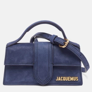  Jacquemus bambino  - Snygg blå axelväska från Jacquemus i mocka med guldiga detaljer och logga framtill. Använd 2-3 gånger. Kvitto, låda och dustbag finns. Nypris: 7299, säljer för 5000 kronor. Pris kan diskuteras. Skickar egna bilder vid intresse. 
