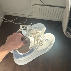 Alexander McQueen vita sneakers - Säljer ett par feta vita sneakers från Alexander McQueen, vill helst bara få bort dom därför de billiga priset, bara hör av dig om några frågor, bra skick 