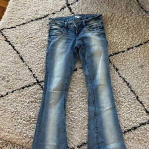 Blå bootcut jeans från Gina Tricot young - Snygga blå jeans från Gina Tricot i bootcut-modell från 14+ young. Endast använda två gånger. 