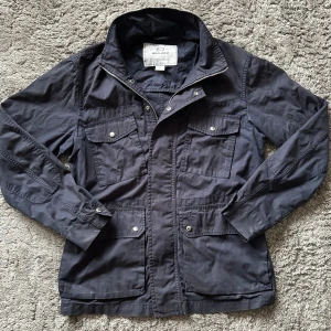 Woolrich Field Jacket - En Woolrich Field Jacket som jag köpte för ett år sen online, den är perfekt nu till hösten och vintern | Skicket är ungefär 8/10 | Nypris ~3000 | 
