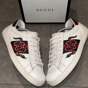 Gucci snake - Tjabaa, nu säljer vi dessa AS FETA Eftertraktade ÄKTA! Gucci ace snake!!🤩De är storlek UK 7 så de motsvarar ungefär 42/43. Kan gå med på byten🤔. ✅Box ingår. Har ni några frågor är det bara att hojta till!!