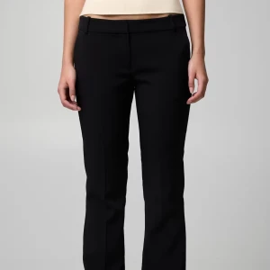 Svarta lågmidjade kostymbyxor från BikBok - Super snygga svarta kostymbyxor med lågmidja från BikBok. De är i storlek 36 och i nyskick. Kontakta mig vid frågor