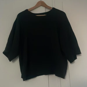 Mörk blå  stickad tröja från 157 - Mörk blå stickad tröja från 157 med rund hals och avslappnad passform. Tröjan har trekvartsärm och är perfekt för dig som gillar en enkel och clean look. Materialet är mjukt och skönt mot huden, och den passar lika bra till jeans som till kjol.