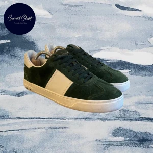 Valentino Flycrew sneakers grön mocka - Snygga Valentino Flycrew sneakers i mörkgrön mocka med vita skinnpaneler och vit sula | Ingen bo eller skopåse men alla nitar finns på! | Storlek 43, innersula: 28cm