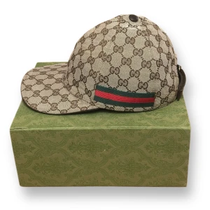 (Äkta) Beige Gucci Keps - Beige Guccikeps i otroligt bra skick, som ny. Storlek M (58 cm). Box och dustbag medföljer. Kepsen är självklart äkta. 💯Tveka inte på att skriva om du har några frågor.