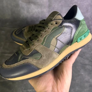 Valentino rockrunners  - Mycket fint skick | Size 40 | fraktar spårbart inom 24 timmar |  för att köpa klicka ” köp nu” | vid frågor skriv ett meddelande |