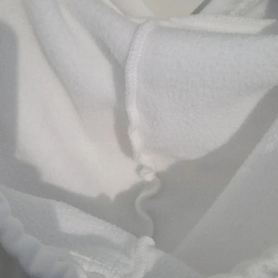 Vit hoodie med grafiskt graffiti tryck - 2