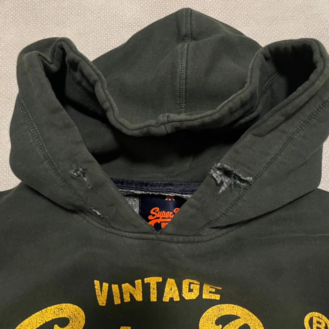 Grön Hoodie Superdry med gul print - 3