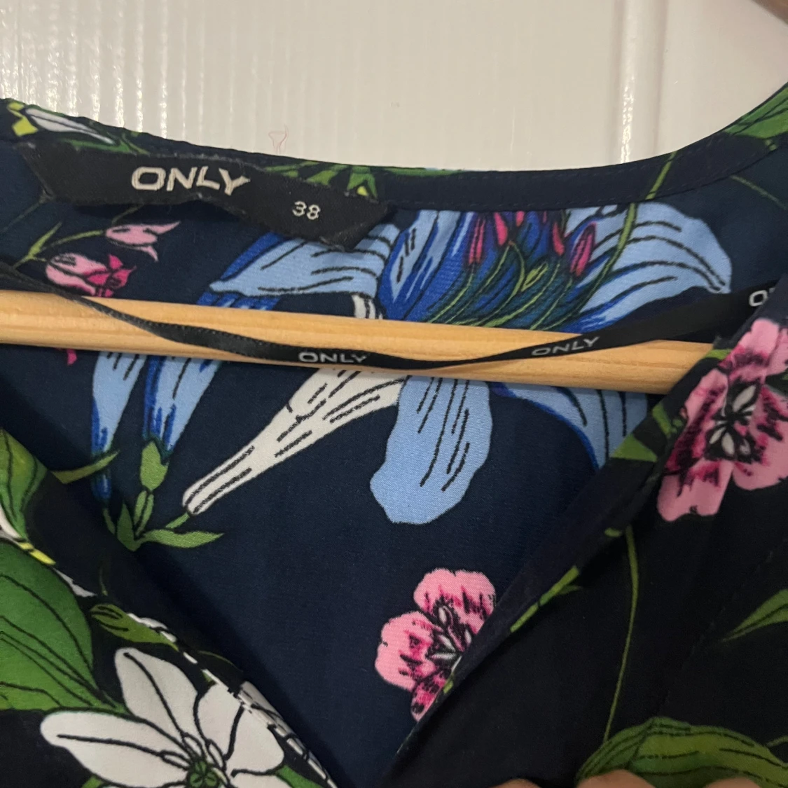 Blommig långärmad klänning från ONLY - 2