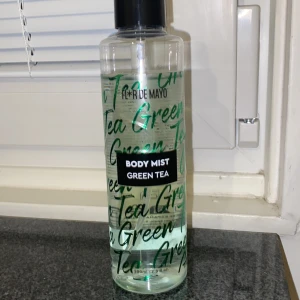 Body Mist Green Tea 300ml - Fräsch body mist med grönt te från Flor de Mayo. Perfekt för dig som vill ha en lätt och uppfriskande doft. Volym: 300 ml.