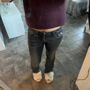 Mörkgrå bootcut - Från Gina i väldigt bra skick!