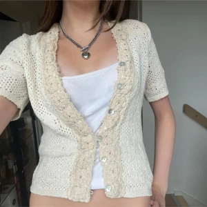 Virkad kofta - jätte söt kofta med korta ärmar, söt över linne ! ❤️❤️