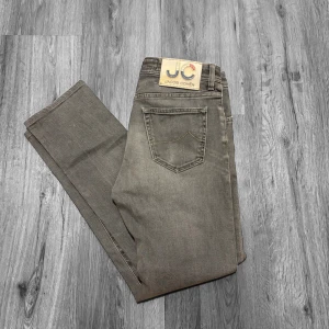 Jacob Cohen Jeans - Säljer nu mina galet feta Jacob Cohen jeans i en riktigt fet grå färg. Finns en liten fläck på dom ( bild 2 höger knä ) men påverkar inte helhetsintrycket. Pris kan diskuteras 😊