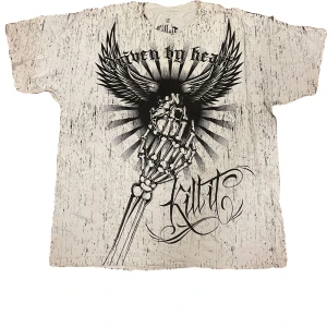Vit t-shirt med coolt tryck - Affliction style T-shirt från Kill It med svart grafiskt tryck av ett skelett med vingar. 