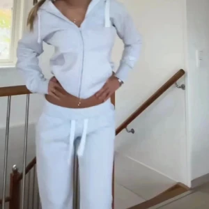 Mjukis set från russemerch - Ljusgrå hoodie med huva och vita snören och byxor till från russemerch , hel dragkedja framtill och fickor på sidorna. Mjuk och skön i bomullsblandning, perfekt för chill dagar. Klassisk passform och långärmad modell. Hela setet