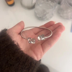Caroline Svedbom armband  - Säljer mitt så snygga Caroline Svedbom armband. Så fin till vardags och till fest! Skriv för frågor eller fler bilder! 🥰