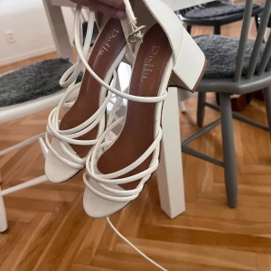Vita klackar  - Säljer mina snygga vita klackar från duffy! Så snygga och i bra skick då de endast använts en gång. Skriv för frågor eller fler bilder! 🥰
