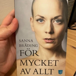 För mycket av allt - En stark och personlig debutbok av Sanna Bråding, känd radioprofil och skådespelare. Perfekt för dig som gillar självbiografier om att hitta sig själv, kämpa mot motgångar och våga vara ärlig om livet. Inspirerande läsning för unga vuxna.
