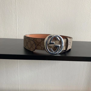 Gucci bälte  - Gucci bälte med snygg och unik design. Storlek 110. Helt by aldrig använd. Postar inom 24 timmar. Kan mötas upp i Stockholm. Skriv gärna för fler frågor eller bilder.