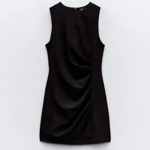 Svart klänning  - Svart kort klänning med lappen kvar💕