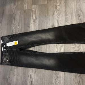  flare jeans från Gina Tricot - Säljer ett var helt oanvända jeans från Gina mod jätte snygg tvätt! Hör gärna av er vid frågor eller fler bilder! Pris kan diskuteras vid snabb affär!