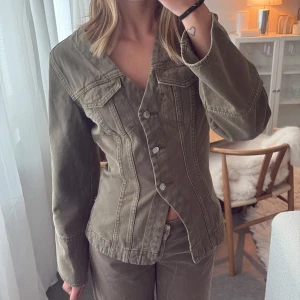 Jeansjacka  - Använd en gång. Slutsåld på hemsidan 🥰