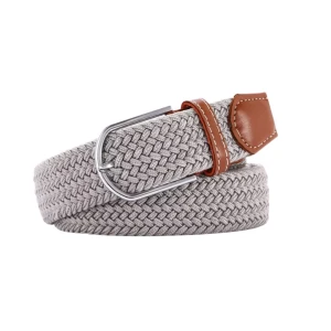 Flätat bälte med skinn-detaljer - Snyggt flätat bälte i beige och svart med bruna skinn-detaljer och silverfärgat spänne. Bältet har en bred, mjuk form och passar perfekt till jeans eller chinos. Flätningen ger en cool struktur och den bruna läderdetaljen vid spännet ger extra stilpoäng. (100kr st)