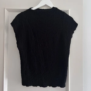 Topp från Zara - Säljer en snygg topp från Zara. Skriv för fler bilder💗☺️