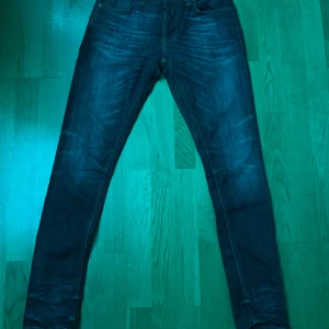 Nudie Jeans Tight Terry 👖 | Mörkblå W28 L30 - Snygga Nudie Jeans – Tight Terry i mörkblå 💎 Använda men i bra skick, inte jättemycket använda 👌 Riktigt skön passform – Slim Fit 🔥  Nypris ca 1 600 kr, säljes för 479 kr 💰 💬 Pris kan diskuteras vid snabb affär!  Perfekta jeans som funkar till allt 🧢👕 