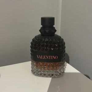 Valentino Born in Roma Coral Fantasy Eau de Toilette 100ml - Säljer min Valentino Born in Roma Coral Fantasy, den är knappt använd bara testad ett par få gånger. Absolut inget fel på den en jättefin doft som kan användas året om men som bara inte faller mig i Smaken riktigt. 