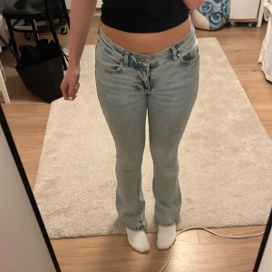 Low waist flare jeans  - Säljer dessa för att dom börjar att bli för korta för mig!💕 sitter jätte bra på än och är low waist🫰🏼är 163cm. Längden är 31 cm och midja XS