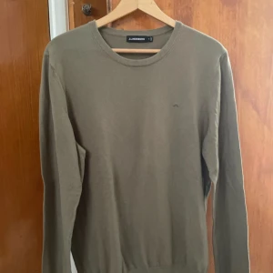 Grön J.Lindeberg tröja - Säljer denna J.Lindeberg tröja för endast 125kr, perfekt till hösten. Inga defekter finns, skriv om frågor finns! 