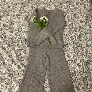 Grå ribbade stickade byxor S och tjock tröja S - Mysigt grått stickat  sett från Cubus 