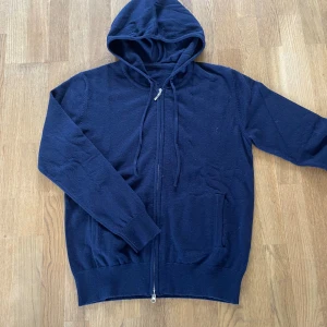 Kashmir zip hoodie  - En riktigt snygg mörkblå kashmir zip hoodie!🌟 Storlek S. Använd max 2-3 gånger, inga defekter eller tecken på användning! Hör av dig vid intresse eller minsta fundering!🙏