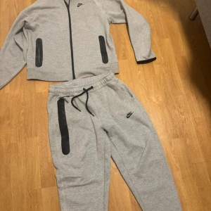 Nike tech - Väldig fin niketech dress helt ny knappast använd den är äkta   Den är skön varm och väldig bekväm att ha på sig  Strl M fast passar L