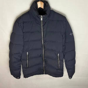 J.lindeberg dunjacka  - Modellen är 185. Defekter visas på sista bilderna 