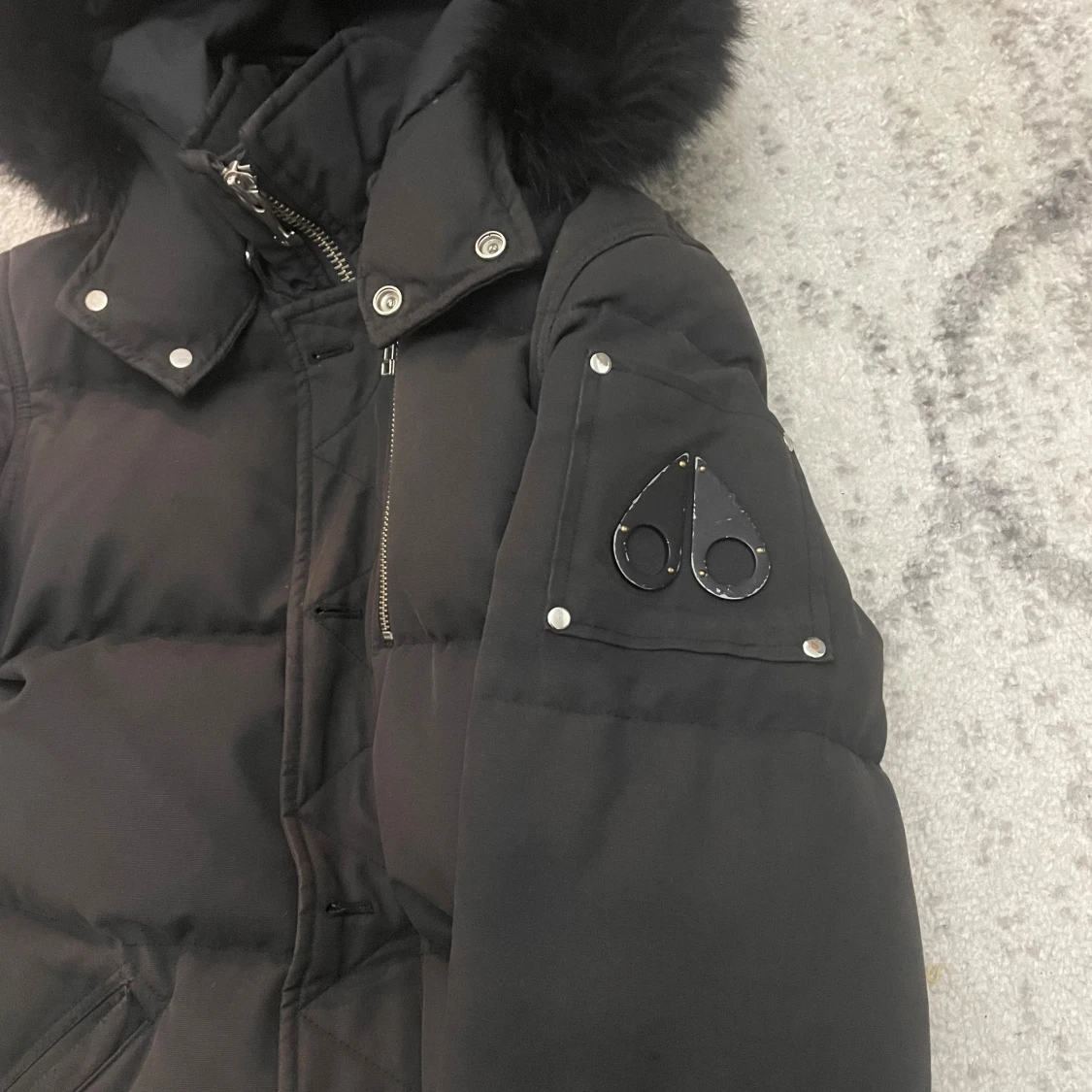 Svart dunjacka Moose Knuckles päls - 2