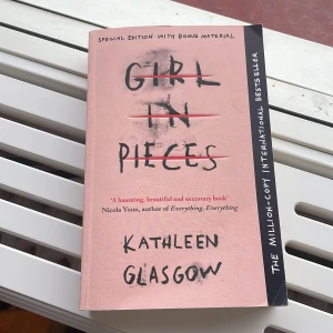 Girl in Pieces - En stark och känslosam roman om Charlotte Davis, en sjuttonåring som kämpar med sorg och motgångar. Boken har hyllats för sin ärlighet och förmåga att beröra, och passar perfekt för unga vuxna som söker en gripande och relaterbar berättelse. Specialutgåva med extramaterial. Ny pris 200kr