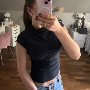Svart polotopp från Lager 157, XS - Svart polotopp från 157 i storlek. Väldigt stretchig och fin, passar till allt🤍
