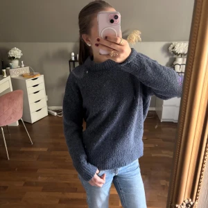 Mörkblå stickad tröja från 157 XS - Mysig mörkblå stickad tröja från 157 i storlek XS. Skulle säga att den passar större storlekar också eftersom den är stor i modellen, väldigt mjuk och bra skick🤍