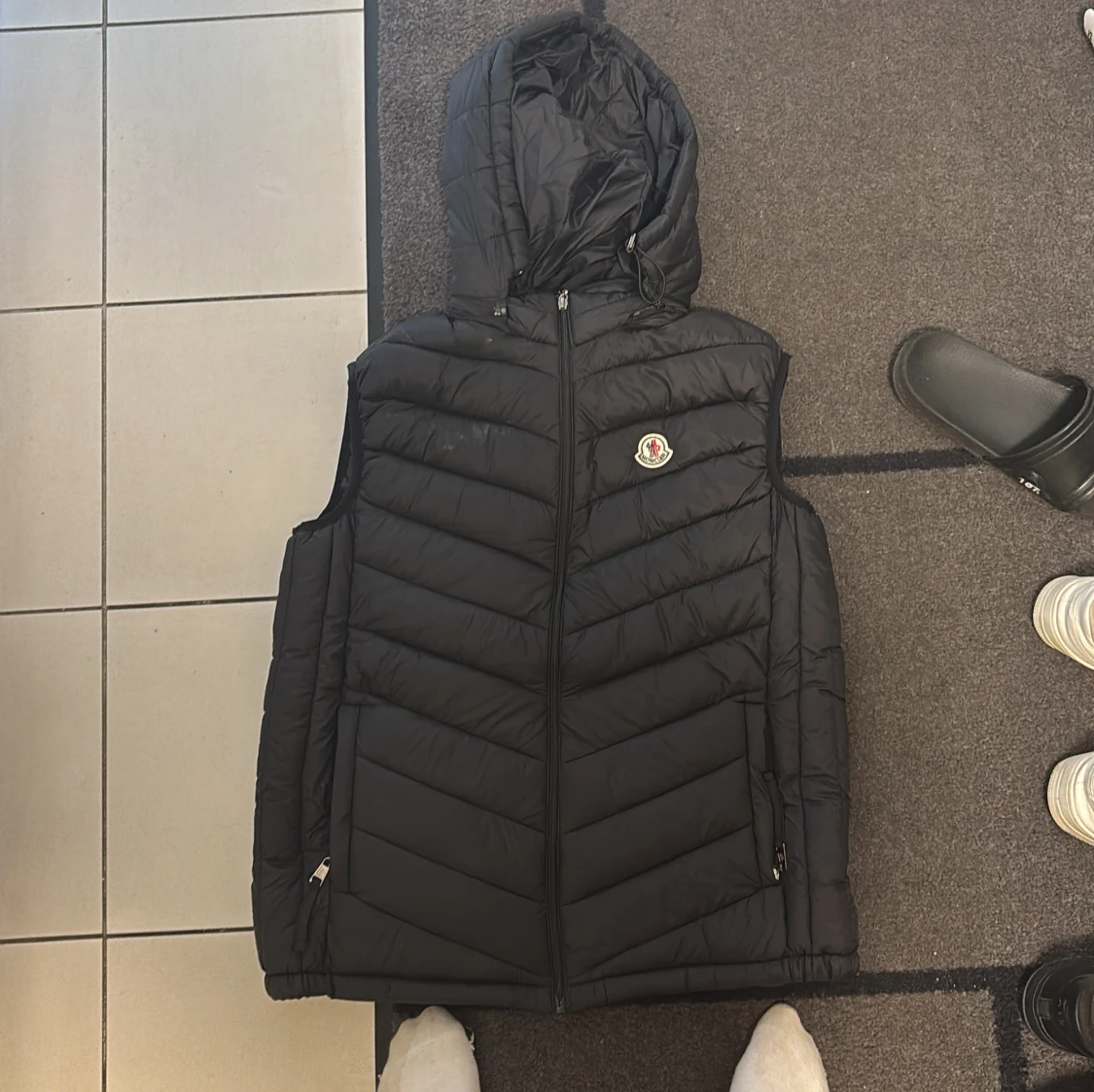 Svart dunväst från Moncler med huva