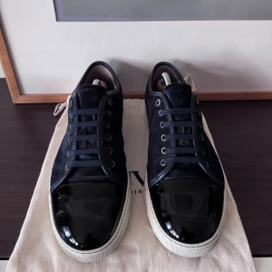 Lanvin cap toe - Säljer nu dessa väldigt schyssta Lanvin cap toes i storlek 9. Dessa skor är extremt snygga och eftertraktade, mockan är i väldigt bra skick och det medföljer även en dustbag som båda skorna får plats i. OG: Dustbag Cond 8,5/10 (små repor och allmän användning som påverkat skicket.) Snabba och enkla affärer prioriteras i vanlig ordning!