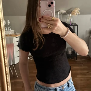 Svart ribbad topp från H&M Divided - Svart topp från H&M Divided i storlek. Sitter fint åt men också stretchig🤍