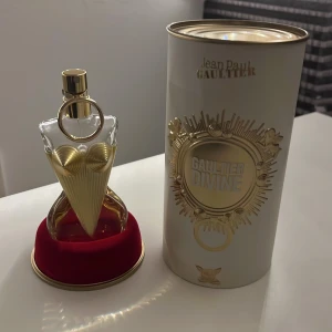 Jean Paul Gaultier Divine EdP Parfym - Jean Paul Gaultier parfym 50ml. Nästan helt ny, endast testad ett fåtal gånger (ca 8ml använd, alltså över 80% kvar). Foten är fräsch men är perfekt för både vardag och fest. Orginalflaska och box är i mycket fint skick. Nypris : 1349. Pris kan diskuteras
