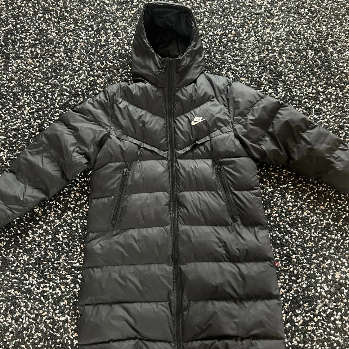Svart lång dunjacka från Nike