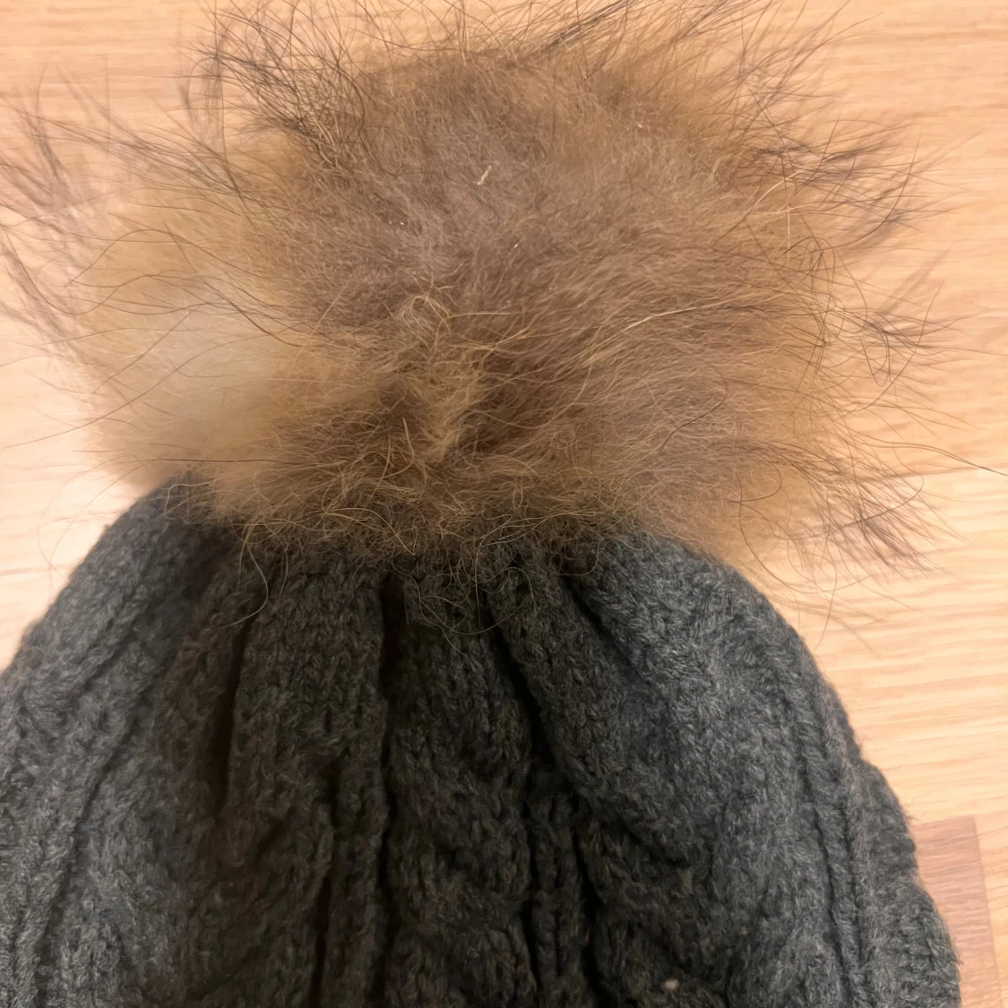  Mörkgrå kabelstickad mössa med pälsboll - 1