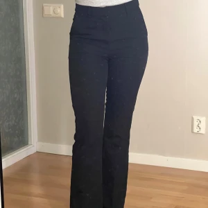 Svarta bootcut byxor medel hög midja - Snygga svarta byxor med bootcut och medel hög midja. Byxorna har klassisk passform med utsvängda ben. Byxorna är köpta på bikbok.