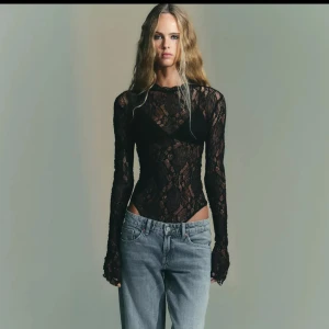 Spetsbody - Jättesnygg spetsbody som är slut på zaras hemsida. Aldrig använd och har prislappen kvar😊